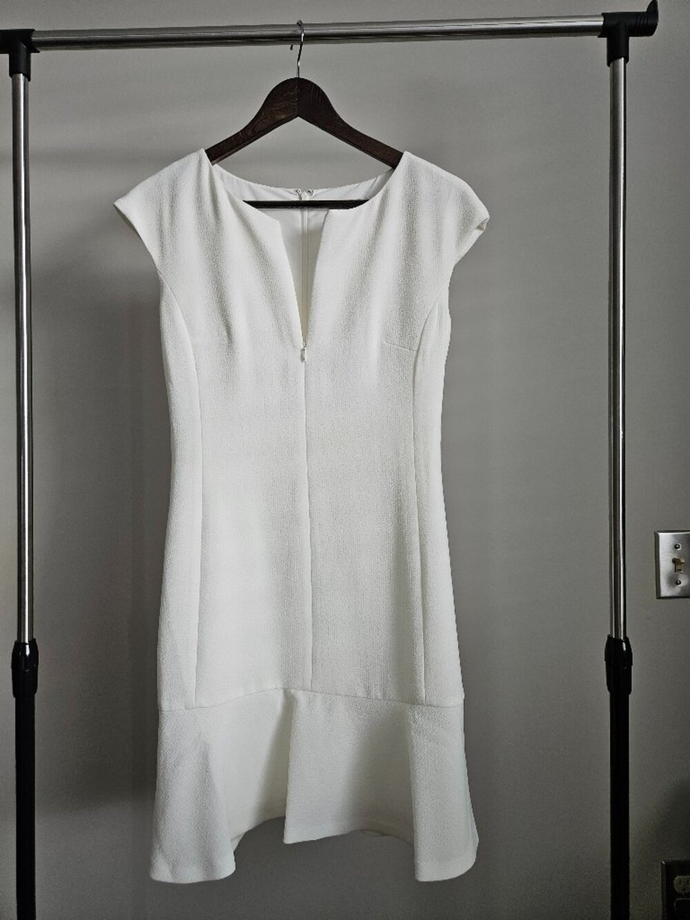 NWOT Club Monaco Textured White Dress Flounce Hem Adjustable Zip - Size 4